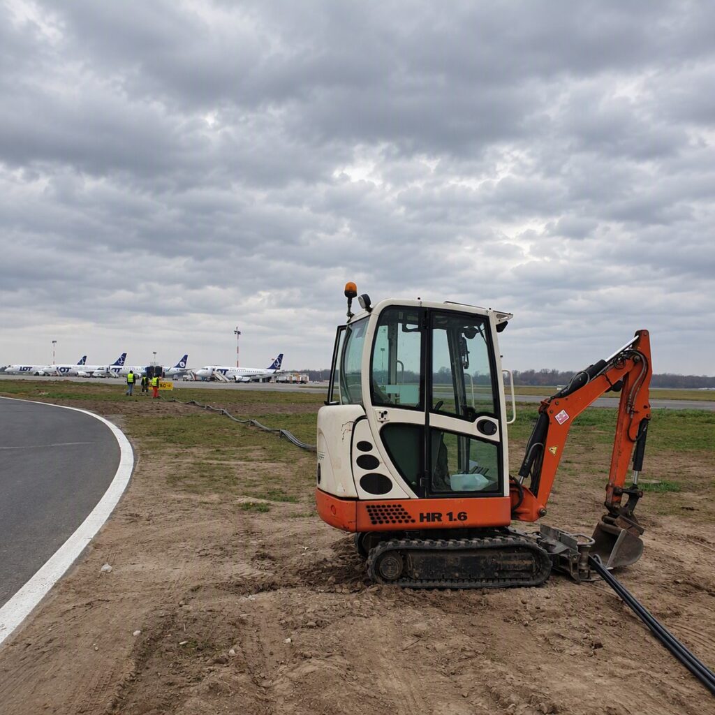 Układanie kabli przy pasie lotniska – instalacje elektryczne Quman